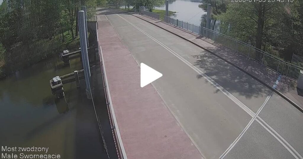 Widok z kamery online zamontowanej na moście zwodzonym w Małych Swornegaciach na żywo.